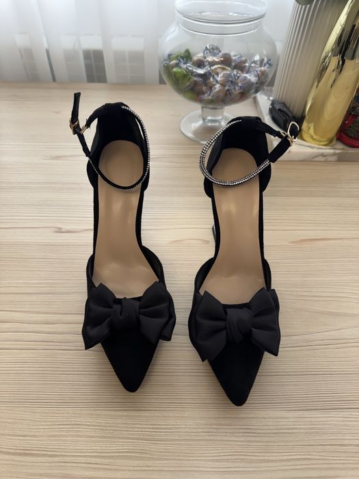 Pantofi noi, model deosebit marimea 40