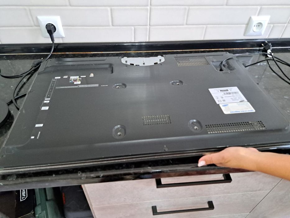 Телевизор Samsung диагональ 82см