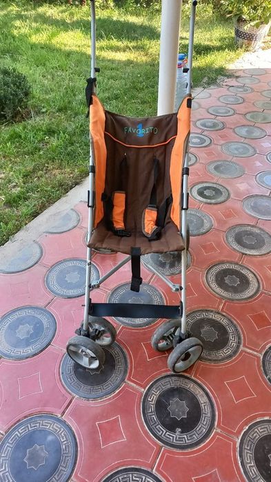 Коляска-трость, легкая и компактная модель, удобная для прогулок.