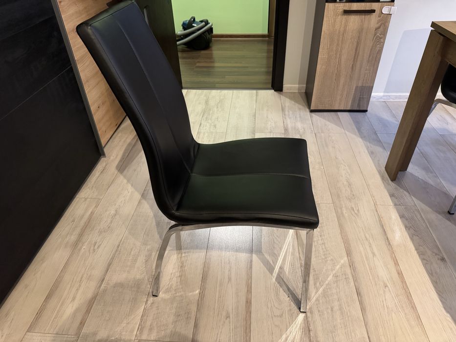 Кухненска маса VEDDE и  4-ри Кухненски стола ASAA