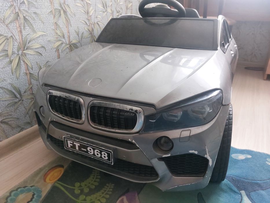 Продам детскую машину на аккумуляторе