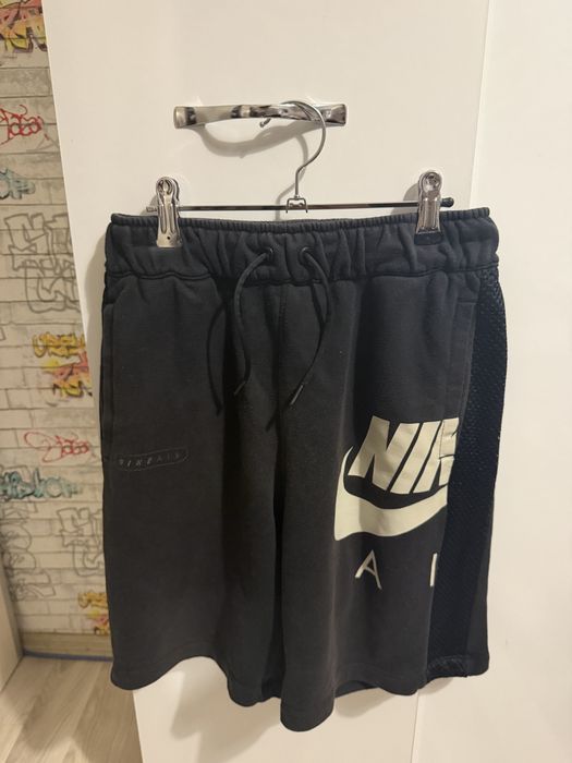 pantaloni scurti nike superbi in conditii excelente marimea s