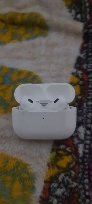 Продам airpods оригина торг есть