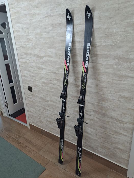 Vând schiuri Made în Austria