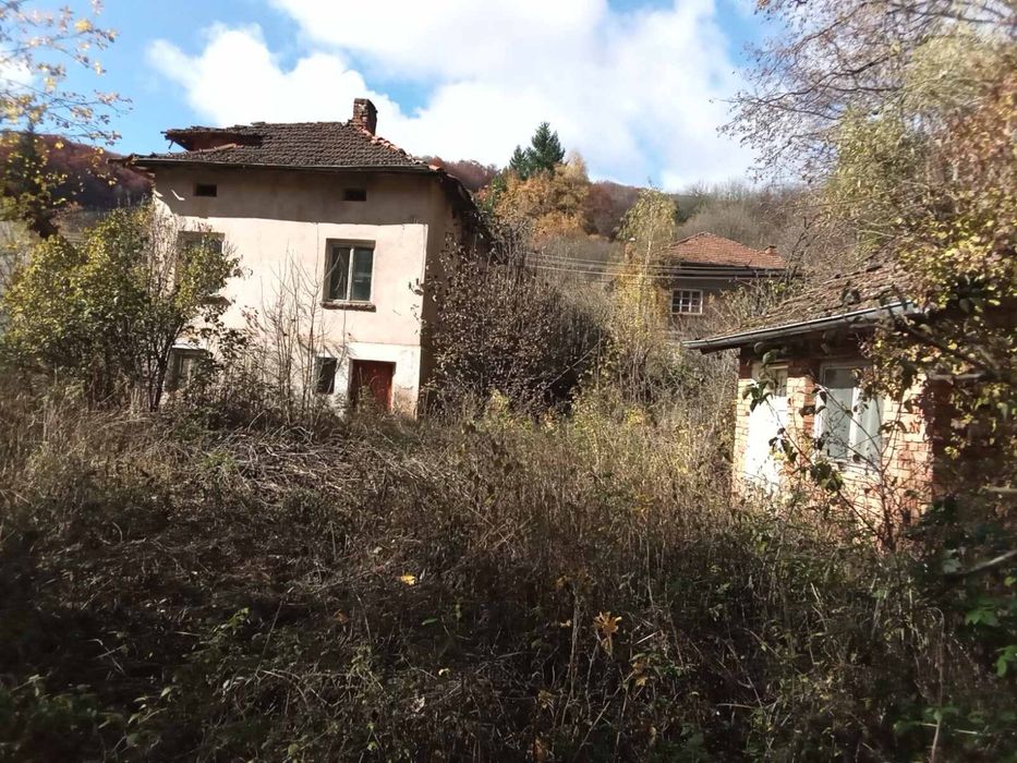 Къща с дворно място и лятна кухня