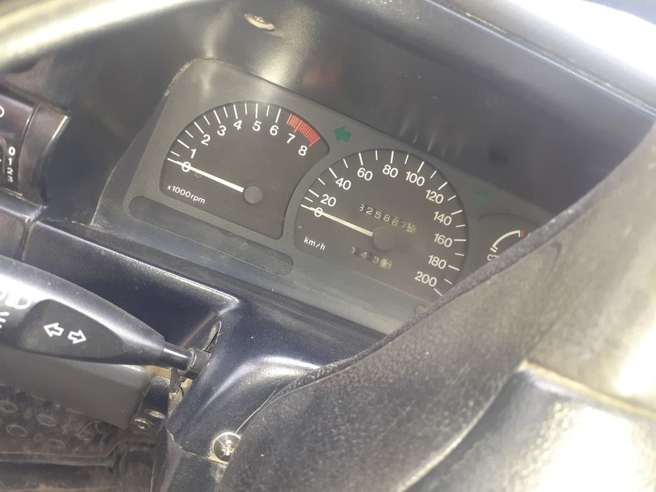 Toza eshigida bor kraska zangi