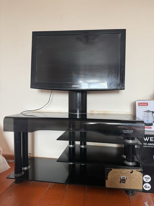 Телевизор с подставкой