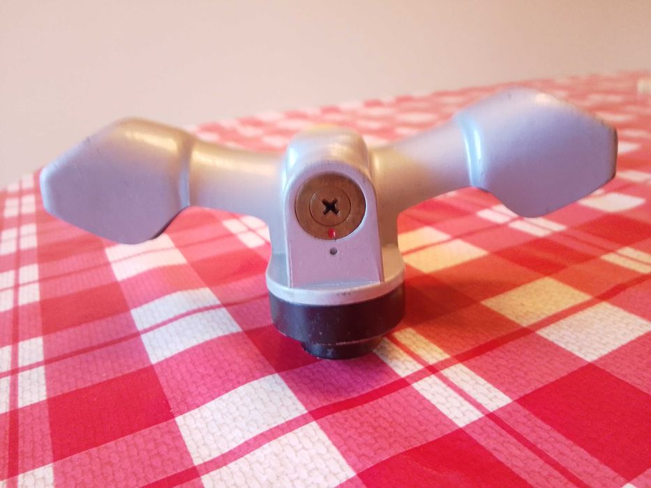 Заключалка за кормило на  кола или бус.