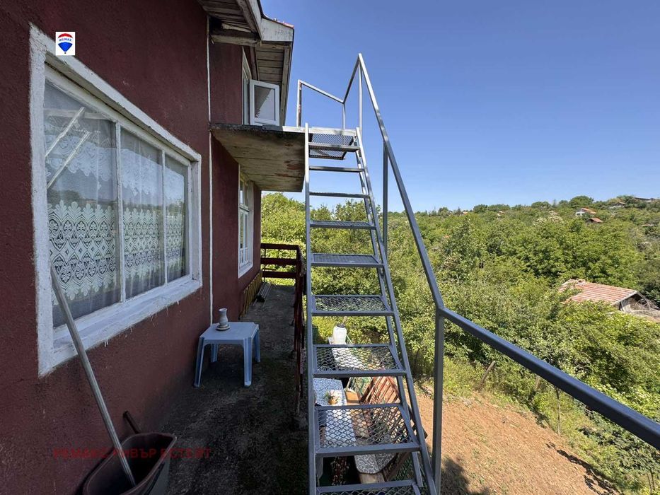 Вила на три етажа с. Николово, местност Дрибак