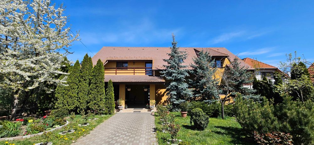 Casa de vanzare cu gradina.