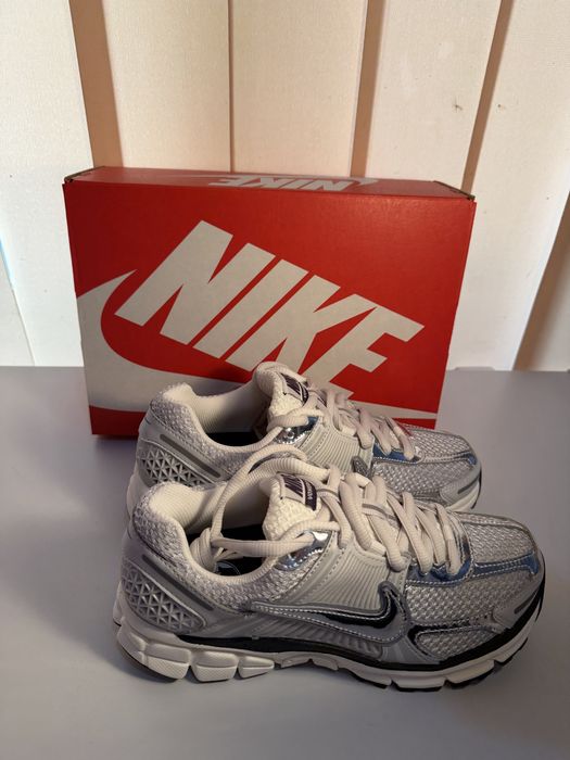 Nike Zoom Vomero 5 Photon Dust Metallic Silver W - 39 - Noi cu cutie
