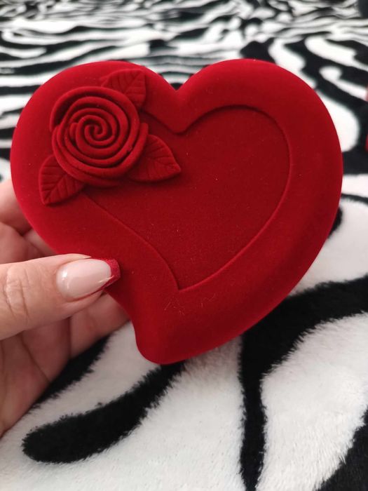 Se vinde set dama

160 lei 
1 buc
25 curier
(Killa)