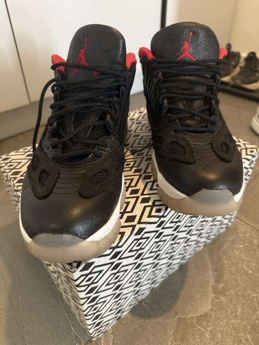 Air Jordan 11 Retro Low IE Bred