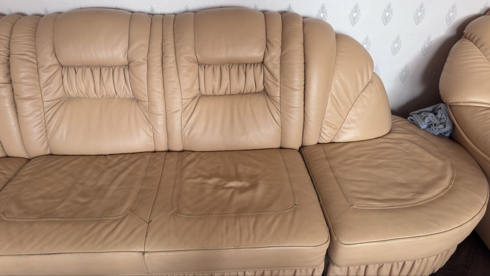 Продам угловой диван и кресло