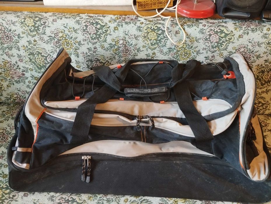 Продавам много голям сак на колелца