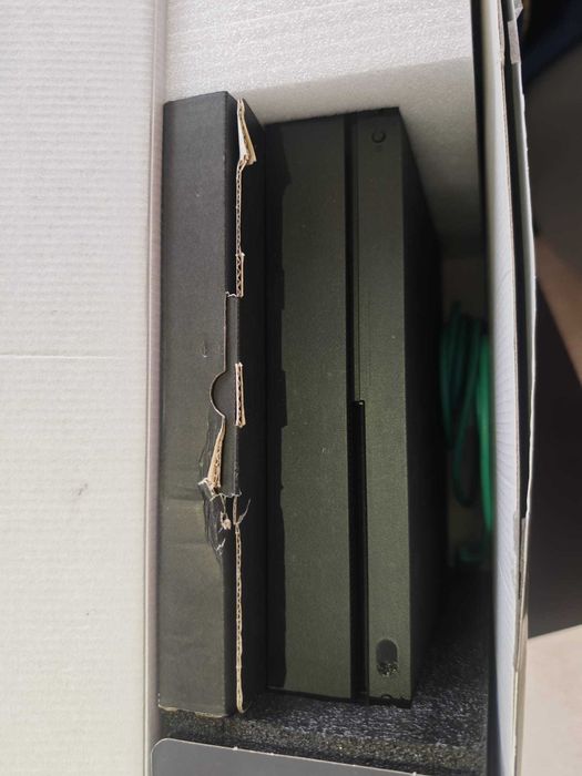 Consola jocuri XBOX ONE X la cutie 1 controller și 8 jocuri FAC SI UNELE SCHIMBURI