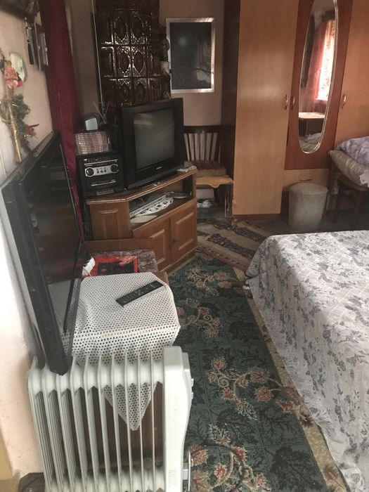 Inchiriez o camera la casa pt o persoana
