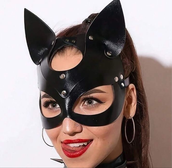 Маска на Жената Котка