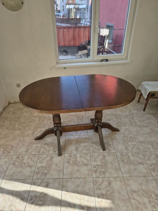 Трапезна маса от масивно дърво