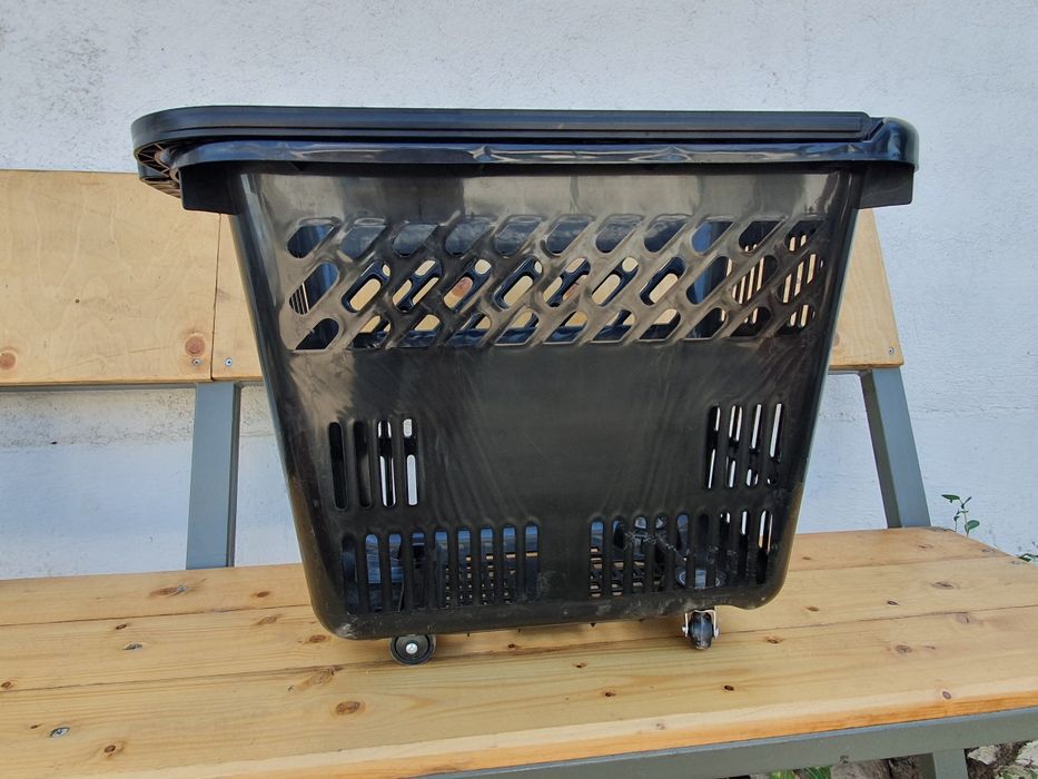 Пазарска кошница с дръжки и колелца.