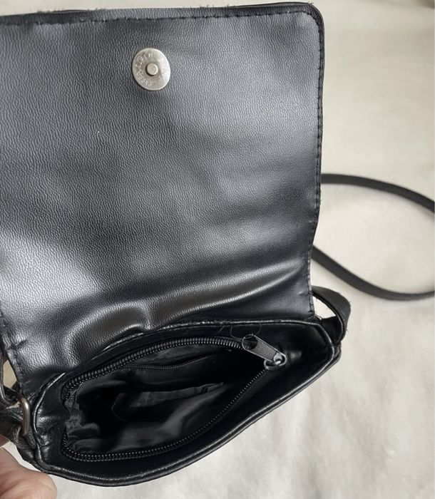 Страхотна кожена дамска чантичка с дълга дръжка!