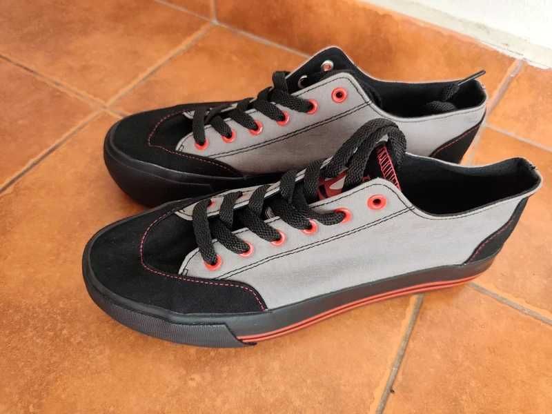 Sneakers gri/negru EMP Five Finger Death Punch mărimea 42