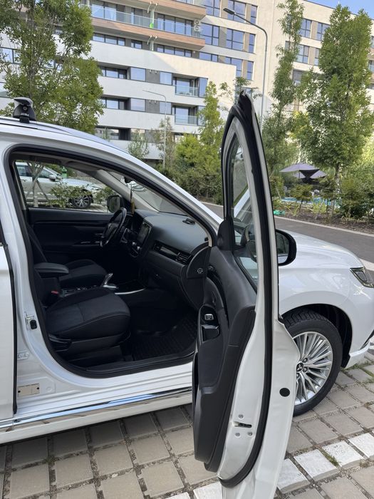 Mitsubishi Outlander PHEV 2.4 Plug-in Hybrid 4x4 Primul Proprietar achizionat de nou