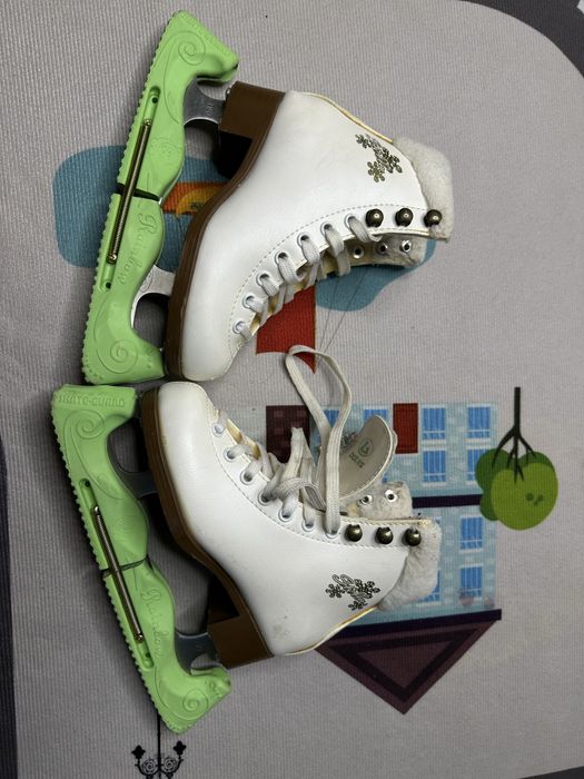 Продам профессиональные  коньки