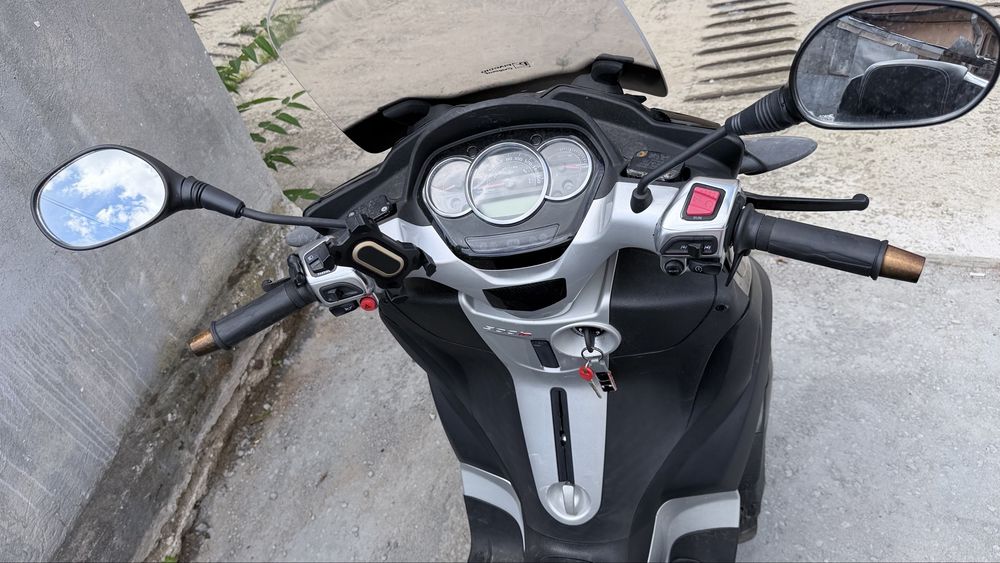 Scuter Piaggio MP3 , 300 ie , L5e se conduce cu B -ul .