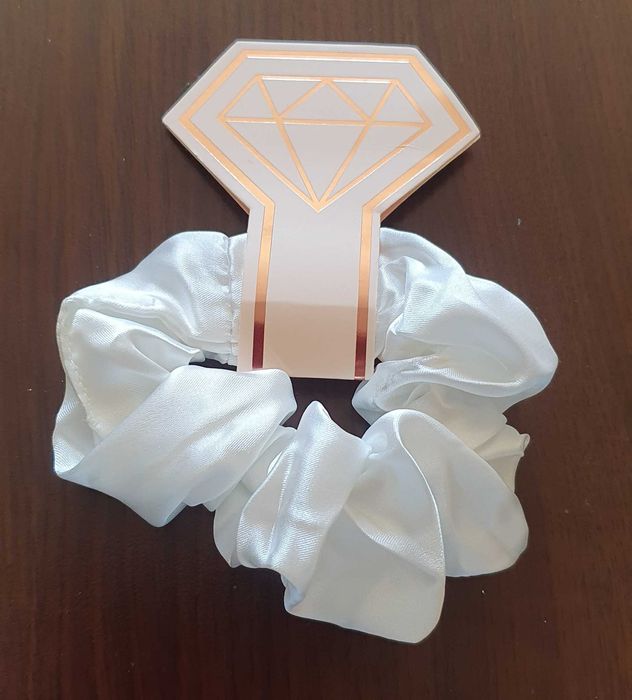 Булчински комплект: Сатенен халат L+ Пантофи + Бяла ластик за коса