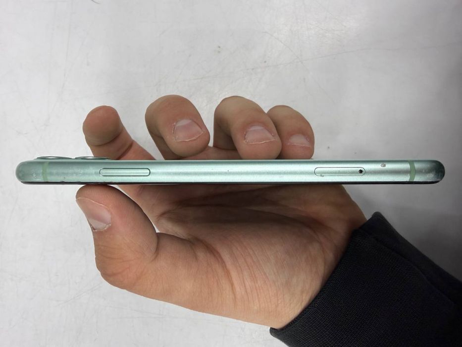 продам iPhone 11