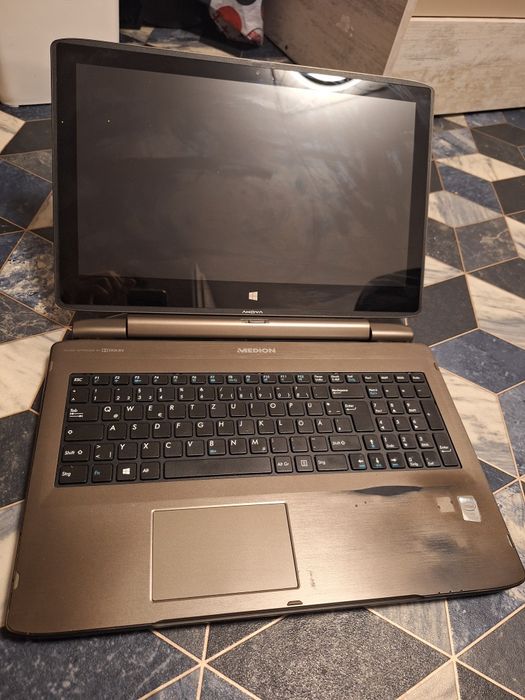 Продавам Таб+Лаптоп има зарядно Medion MD99380 500HD