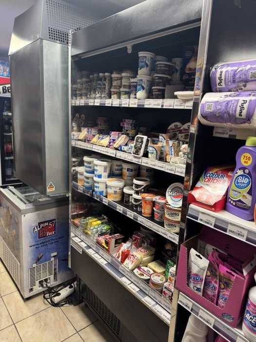 Vitrina verticala cu perdea