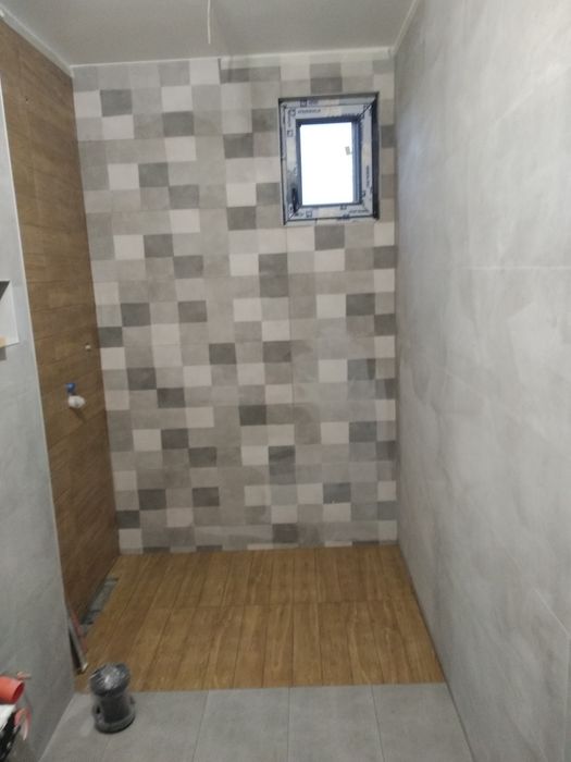 Професионално лепене на плочки и ремонт на бани .