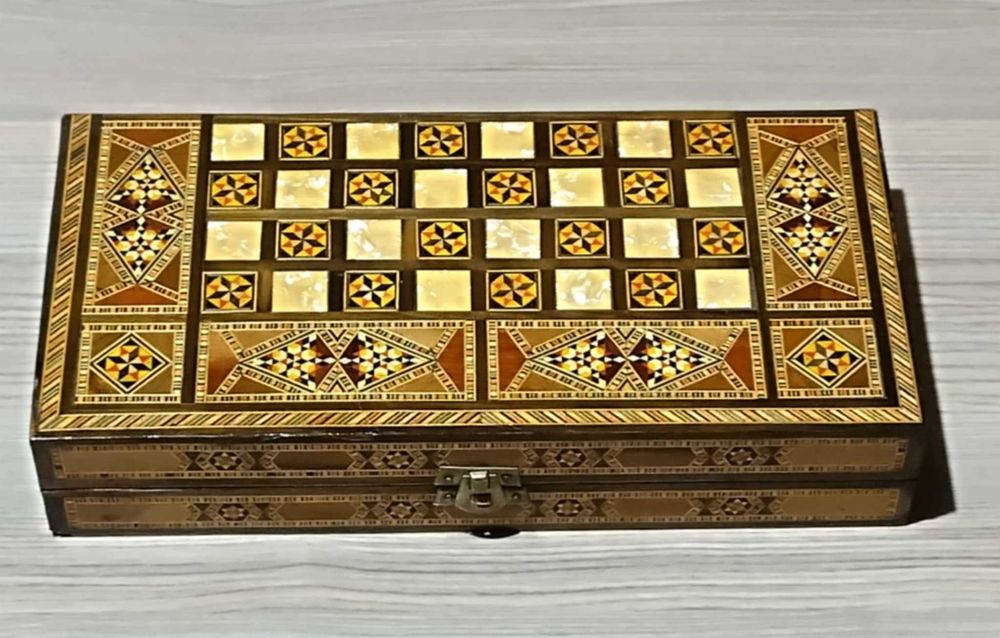 Дървена игра табла, инкрустирана със седеф