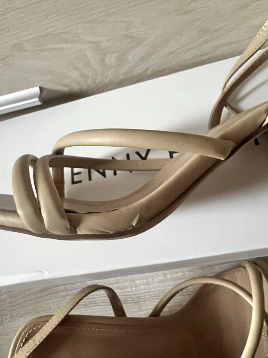 Сандали на ток nude