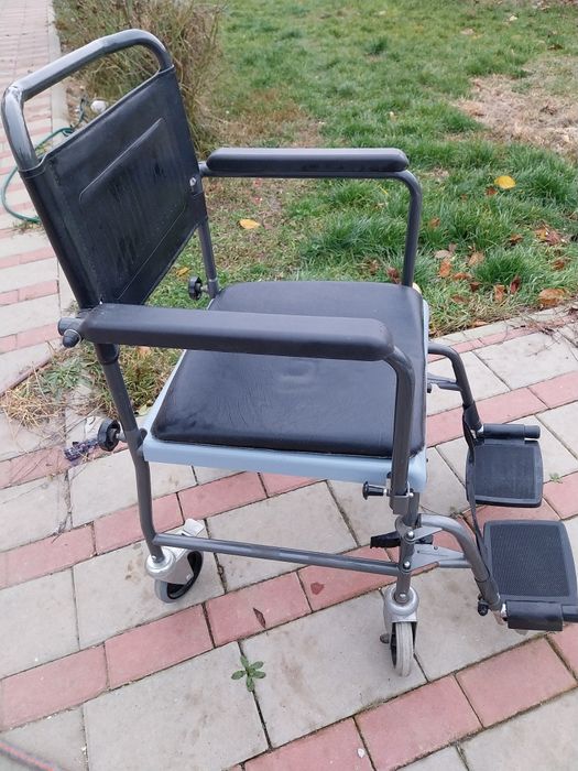 Vand scaun cu rotile