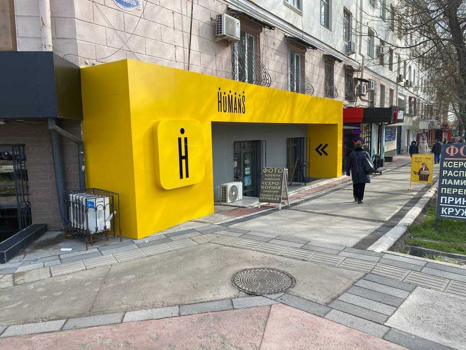 Аренда, центр, гостиница Россия, 1 линия. Под офис, магазин, кофейню.