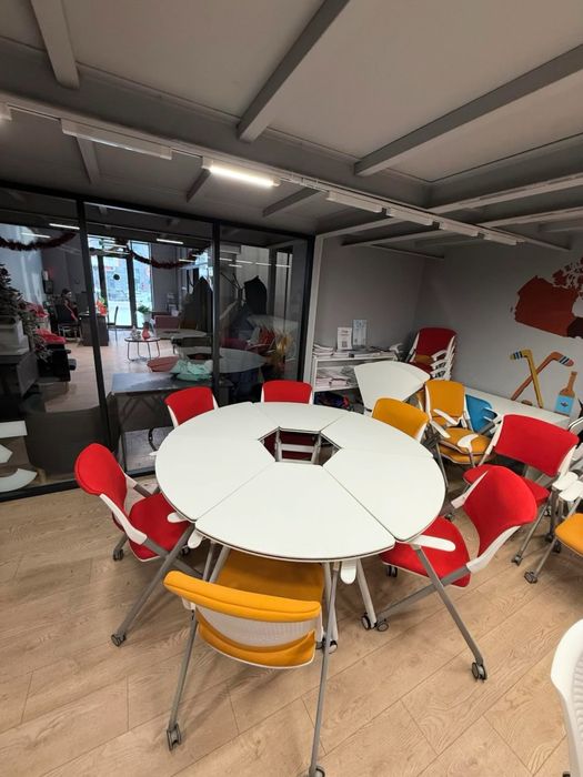 В учебный центр парты в сборе