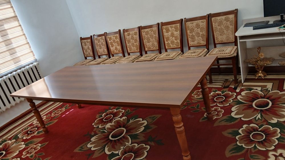 Стол стулья для гостиной