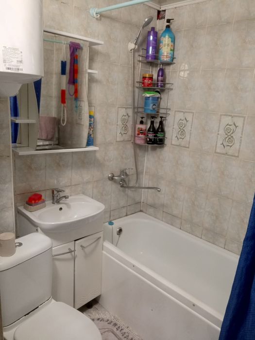 Продам дом в месте гаражом.