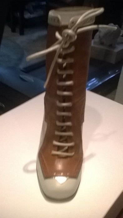 Ghete , Botine piele maro-alb POLLINI marimea 35 pret redus la 300 eur