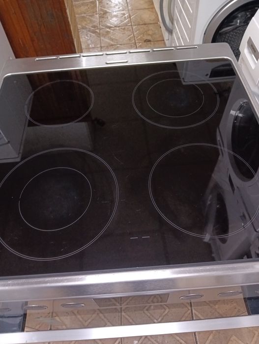 Иноксова свободно стояща печка с керамичен плот Gorenje 2 год.Гаранция