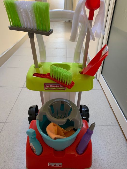 Продавам комплект за почистване и камионче за хамбургери и сладолед