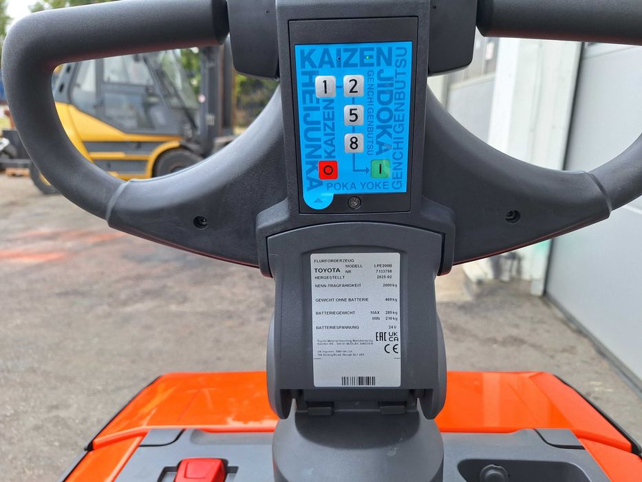 Електрическа палетна количка TOYOTA LPE200B с платформа (НОВА)