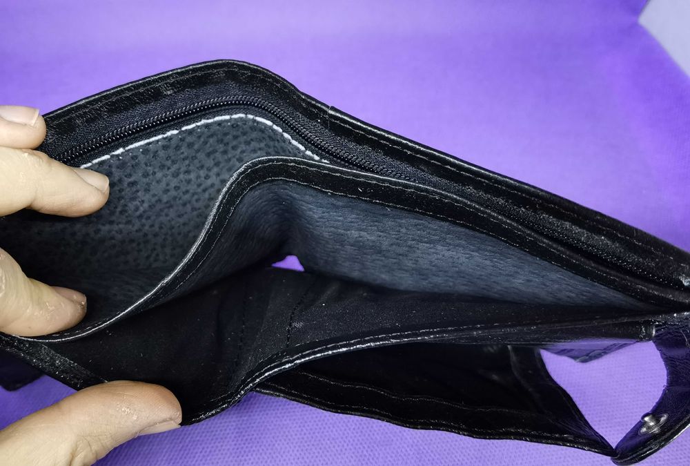 Продавам нов Gucci портфейл от черна естествена кожа