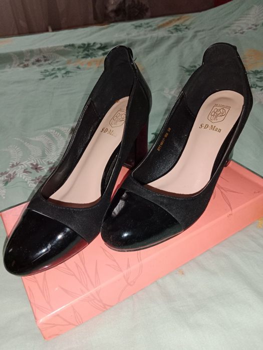 Срочно продаю женские туфли