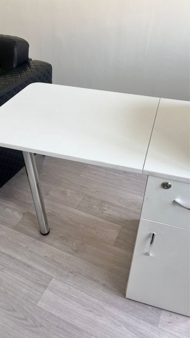 Маникюрный столик