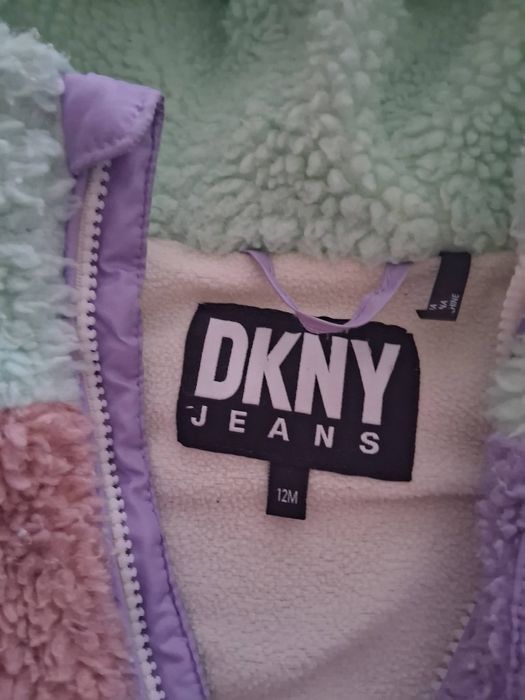 Детско яке DKNY много удобно