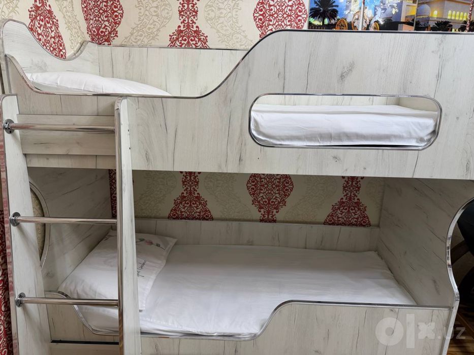 Белая двух этажная кровать